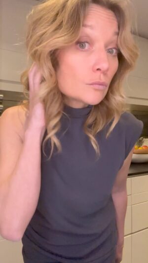 Caroline Vigneaux Instagram - Les premiers dates à la maison… toujours un peu stressant 😰 

#date #datenight #rendezvous #maison #enfants #flirt #mère #mereindigne