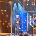 Caroline Vigneaux Instagram – Bonne pioche pour le Président @jm.dumontet et son délégué général @huguesleforestier ; ils ont eu l’excellente idée de confier la 35eme soirée des Molieres à la bienveillante et très élégante @carolinevigneaux . Avec humour et sans méchanceté elle a su entre autre, faire plonger l’olympisme à la cérémonie, nous faire rire, s’indigner, dénoncer, mettre en avant les invisibles, s’adresser avec beaucoup de tact, d’humour et de franchise à notre ministre de la culture @rachidadati et faire chanter une salle réputée récalcitrante à l’exercice.

Autrice, interprète, metteuse en scène,….. productrice… elle a tous les talents et en plus, et ce n’est sans doute pas un hasard, elle est membre de @lasceneindependante – syndicat national des entrepreneurs de spectacles 

Je ne sais pas comment les téléspectateurs auront reçu la soirée, si les audiences seront bonnes mais pour ma part j’ai trouvé que remettre 19 récompenses en 2h15… c’est déjà pas si mal. Et puis…

L’intervention des intermittents était certes sobre mais pertinente. Ça change et c’est bien.
La séquence des disparus @alicetaglioni_officiel au piano était très émouvante. L’occasion de revoir Marguerite Gourgue et Colette Nucci… deux grandes dames du théâtre. 
@francis_huster_ éternel jeune homme était très affuté.
L’irrésistible sagacité de @sophia.aram qui a courageusement défendue la vie et qui malgré son émotion a su garder le sens de l’humour…
Le discours positif et apaisant du président @jmdproduction rappelant notre chance de vivre en France et nous invitant à cultiver et à promouvoir le bonheur.

Deux regrets : pas de Molières pour @ascarideariane (🥲) et pas de Molieres pour Denali pourtant nommée 4 fois.
J’aurais aimé que leurs talents soient salués. Mais je n’ai aucun doute ; nous allons très bientôt et pour longtemps entendre parler de @nicolaslbq , @luce.est.cool et toute la troupe de Denali. Foncez voir leur spectacle ; c’est formidable.

Cela nous a presque fait oublier que demain la flamme olympique arrive à Marseille… et que l’OM devra aller faire jeudi un miracle à l’Atalanta… allez l’OM et vive le théâtre !