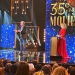 Caroline Vigneaux Instagram – Bonne pioche pour le Président @jm.dumontet et son délégué général @huguesleforestier ; ils ont eu l’excellente idée de confier la 35eme soirée des Molieres à la bienveillante et très élégante @carolinevigneaux . Avec humour et sans méchanceté elle a su entre autre, faire plonger l’olympisme à la cérémonie, nous faire rire, s’indigner, dénoncer, mettre en avant les invisibles, s’adresser avec beaucoup de tact, d’humour et de franchise à notre ministre de la culture @rachidadati et faire chanter une salle réputée récalcitrante à l’exercice.

Autrice, interprète, metteuse en scène,….. productrice… elle a tous les talents et en plus, et ce n’est sans doute pas un hasard, elle est membre de @lasceneindependante – syndicat national des entrepreneurs de spectacles 

Je ne sais pas comment les téléspectateurs auront reçu la soirée, si les audiences seront bonnes mais pour ma part j’ai trouvé que remettre 19 récompenses en 2h15… c’est déjà pas si mal. Et puis…

L’intervention des intermittents était certes sobre mais pertinente. Ça change et c’est bien.
La séquence des disparus @alicetaglioni_officiel au piano était très émouvante. L’occasion de revoir Marguerite Gourgue et Colette Nucci… deux grandes dames du théâtre. 
@francis_huster_ éternel jeune homme était très affuté.
L’irrésistible sagacité de @sophia.aram qui a courageusement défendue la vie et qui malgré son émotion a su garder le sens de l’humour…
Le discours positif et apaisant du président @jmdproduction rappelant notre chance de vivre en France et nous invitant à cultiver et à promouvoir le bonheur.

Deux regrets : pas de Molières pour @ascarideariane (🥲) et pas de Molieres pour Denali pourtant nommée 4 fois.
J’aurais aimé que leurs talents soient salués. Mais je n’ai aucun doute ; nous allons très bientôt et pour longtemps entendre parler de @nicolaslbq , @luce.est.cool et toute la troupe de Denali. Foncez voir leur spectacle ; c’est formidable.

Cela nous a presque fait oublier que demain la flamme olympique arrive à Marseille… et que l’OM devra aller faire jeudi un miracle à l’Atalanta… allez l’OM et vive le théâtre !