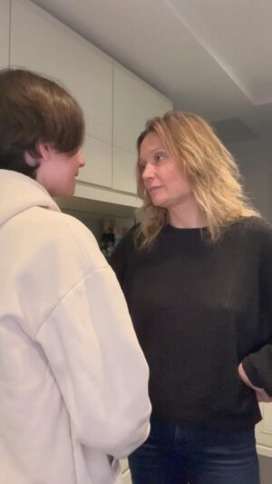 Caroline Vigneaux Instagram - Les ados et leurs discussions… 🙄🤣

#mereindigne #adolescents #ado #discussion #pote #life #education #reel #video