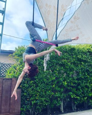 Carolyn Hennesy Instagram - Thanks for making me beautiful on the trapeze @frenchlime.leggings 😘 #trapeze #activewear #feelingfit @carolynhennesy