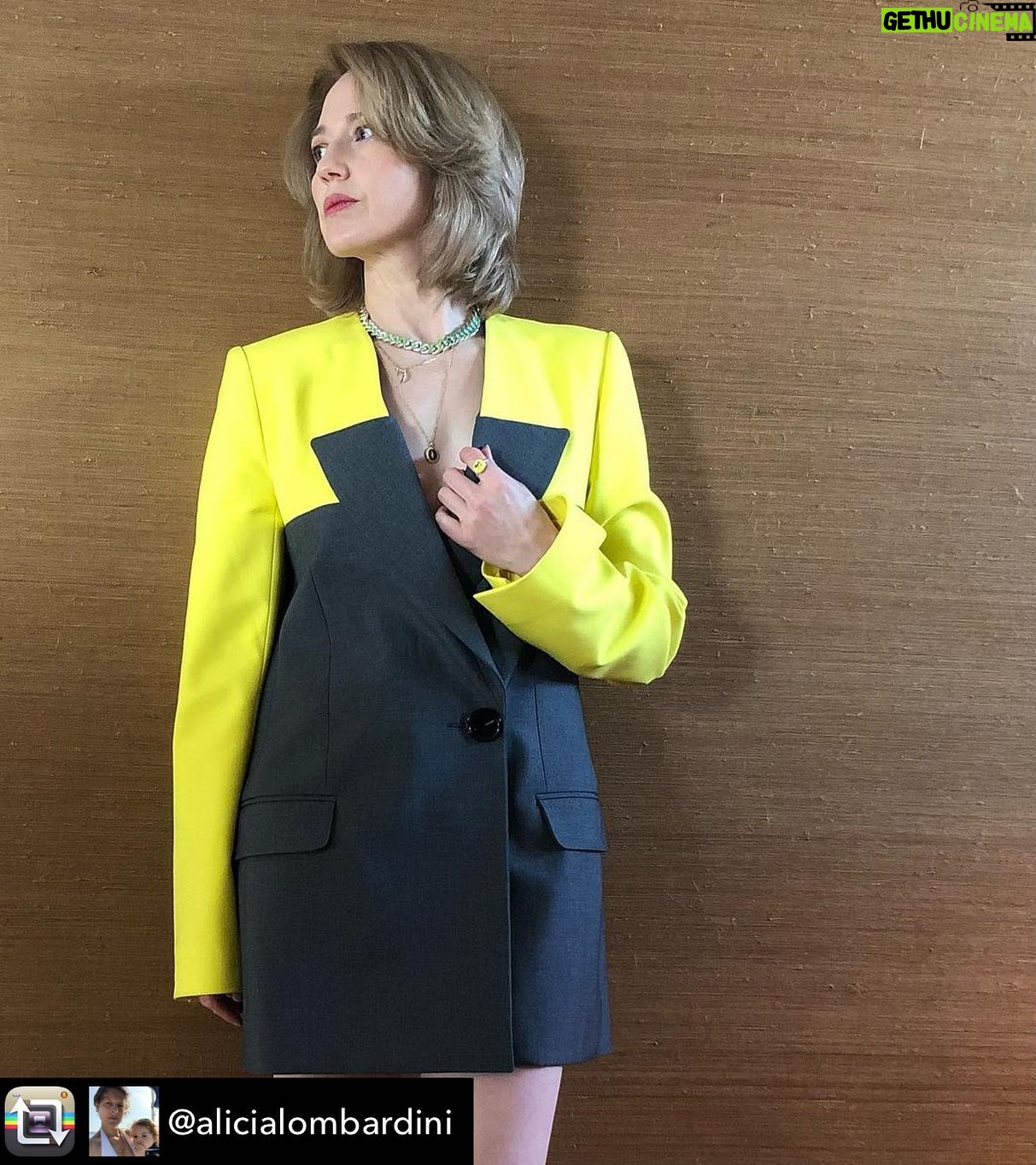 Carrie Coon - 7.7K Likes - Repost from @alicialombardini using @RepostRegramApp - @carriecoon always 🔥doing press for @gildedagehbo
Wearing @ninaricci @frypowers @sethicouture