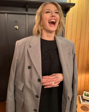 Carrie Coon Instagram - Carrie Coon x Ghostbusters press tour

@carriecoon 
@narrativepr 
@rebeccarestrepo 
@hairjordan 
@alicialombardini 
@chanelncrocs