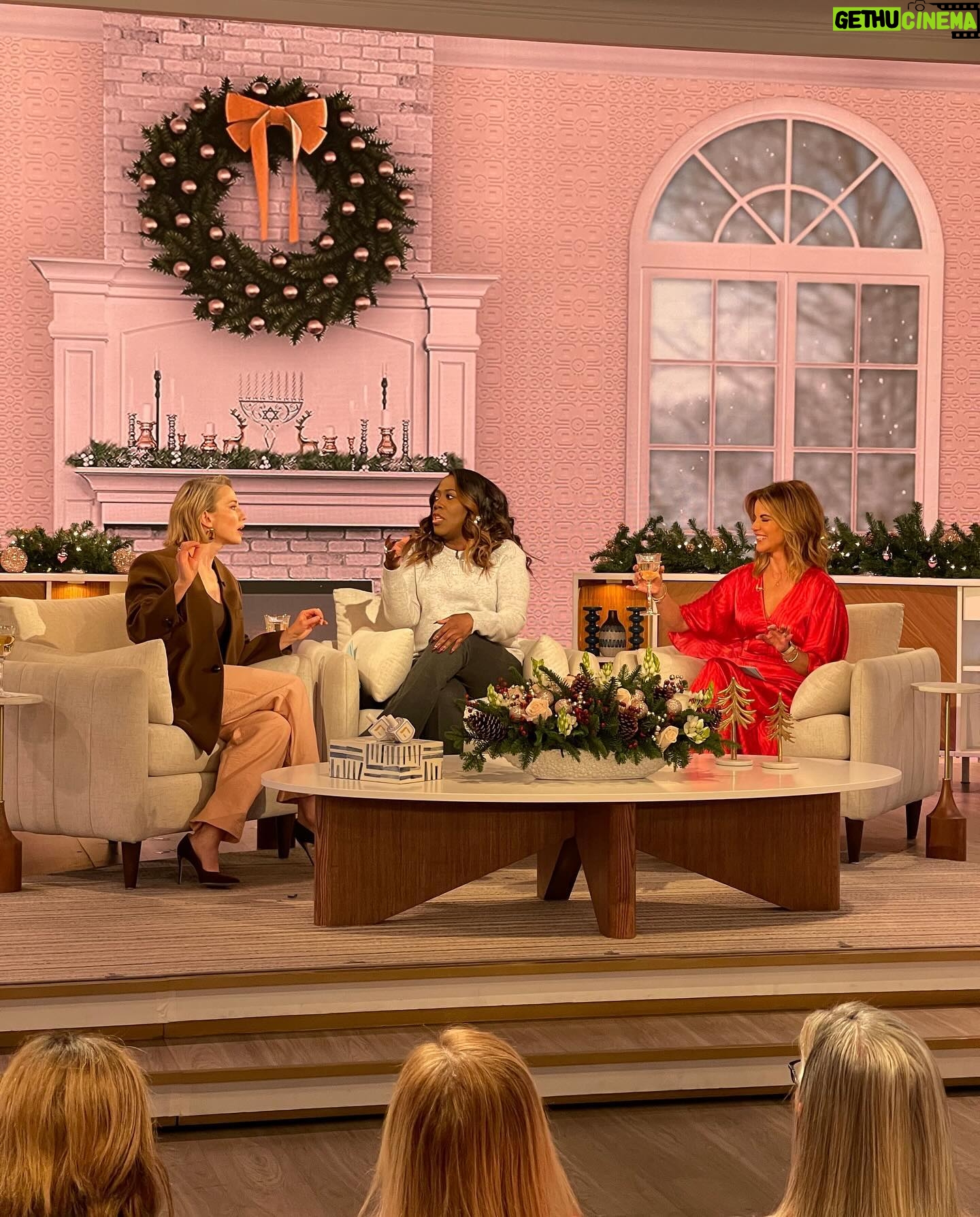Carrie Coon - 5.7K Likes - Today @thetalkcbs:
Styling @alicialombardini
Make-up @adambreuchaud
Hair @jennychohair
Jacket @tods
Pants @rachelcomey
@louboutinworld
Earrings @pichulikafrica
Ring @grownbrilliance