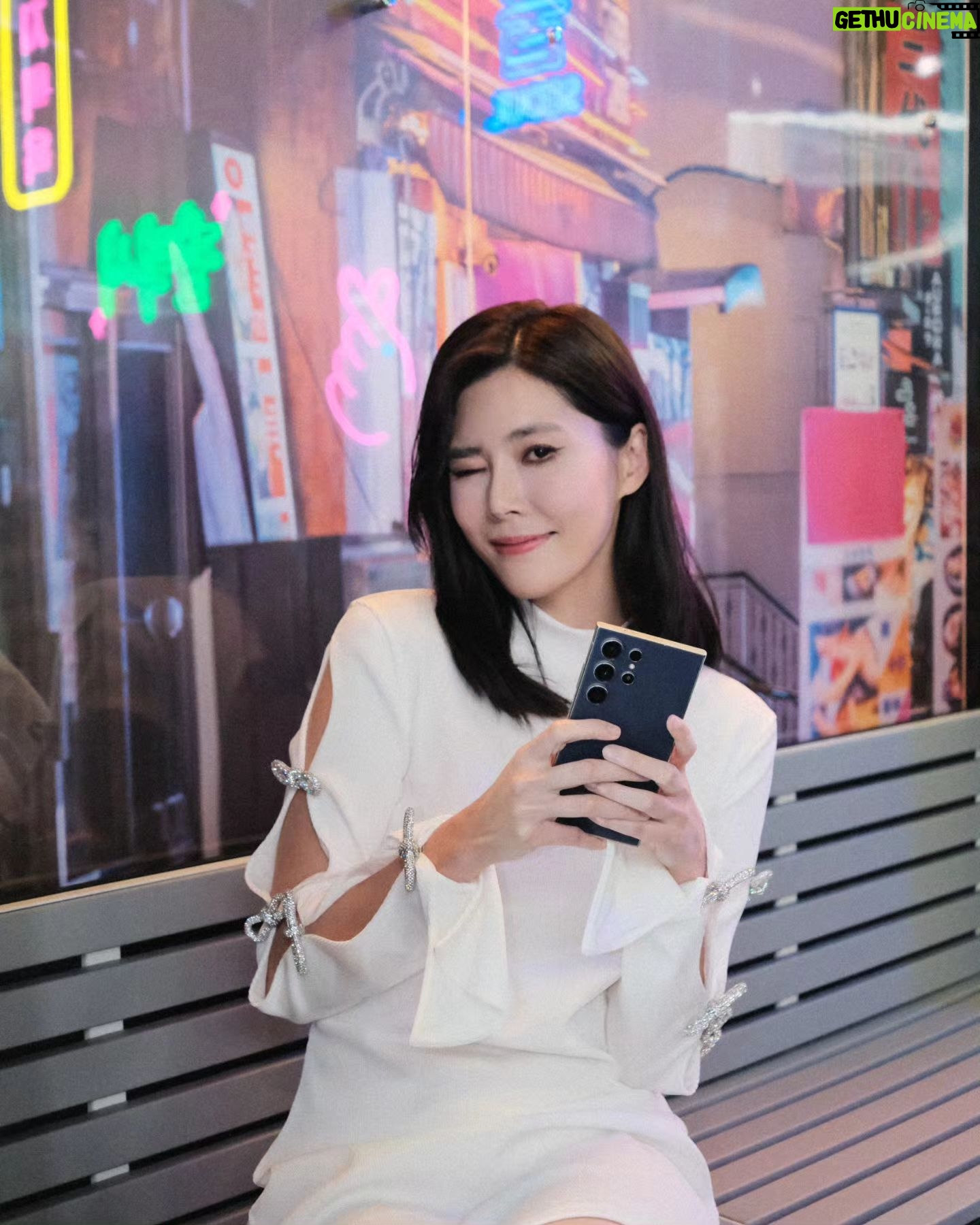 Carrie Wong Instagram - In Epic Wonderland with @samsungsg and finally got my hands on the latest S24 Ultra 🪄 Can't wait to explore more of the coolest AI functions 🩷 Wonderland is here for you at Ngee Ann City's Civic Plaza until 12th February. Go unfold your magic ✨️ @samsungsg #TeamGalaxy #SamsungUnpacked #GalaxyUnpacked #GalaxyAI #GalaxyS24