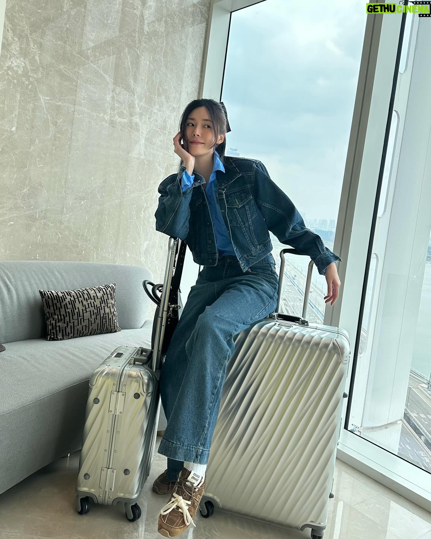 Carrie Wong Instagram - Always having my back 😘 @tumitravel