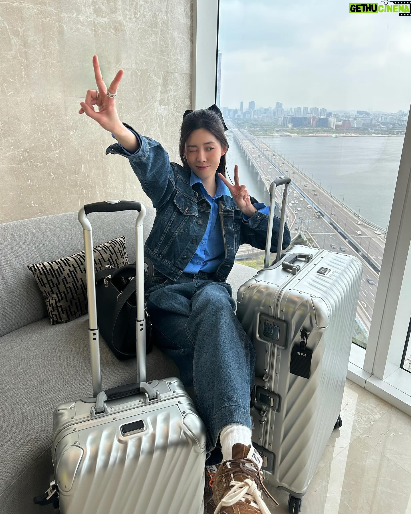 Carrie Wong Instagram - Always having my back 😘 @tumitravel