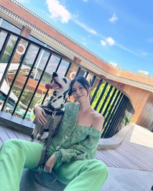 Carrie Wong Instagram - Introducing Pepper the resident doggo at #BOSSHouseBali. Peps is just a very good boi 🐾 @boss 

#BeYourOwnBOSS #BOSSDogAccessories