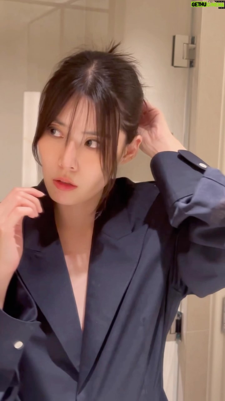 Carrie Wong Instagram - My first ever GURWM for bed: hair care night edition together with @kerastase_official The Serum Anti-chute Fortifiant from the Kérastase Genesis range is filled with nourishing actives that tackle weak roots; unveil resilient hair scalp barriers & strands for fuller, healthier-looking locks. Check the full Kérastase Genesis range today! #KerastaseSG #KerastaseGenesis #NeverBeAfraidOfFalling #iWillNeverLetYouFall