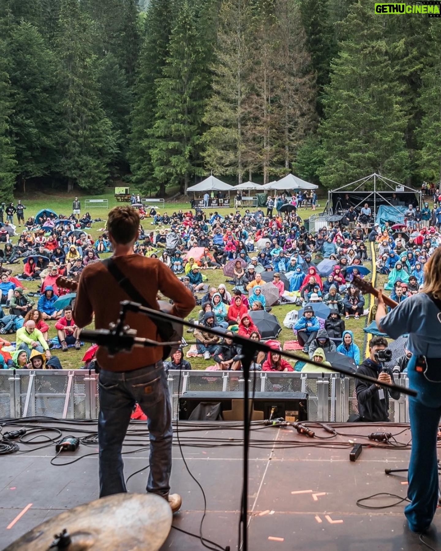 Casadilego Instagram - incredibile (contenente alberi pazzeschi, frank❤️, il mio migliore amico, la pioggia, il godo dei 19°, gente meravigliosa, musica) foto di Simone Di Luca & Fabrice Gallina @nobordersmusicfestival grazie🌲🫶🏻⛰