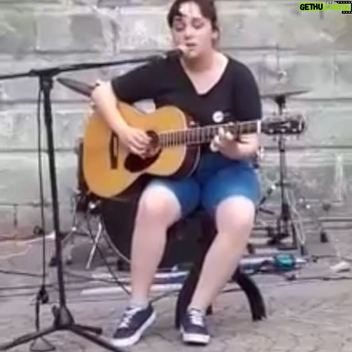 Casadilego Instagram - 🫶🏻🎶 (scorri per un video del 5 luglio 2017, una foto inedita di me a petto nudo e un video del 5 luglio 2022 che mi fa piangere un po’)