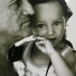 Casadilego Instagram – Abito nella tua voce
e quando tace
il silenzio è alato
abito sotto la violenza
delle tue ali
e quando il silenzio
è sommerso dai rumori
essi sono il cuore del mondo
abito nel mondo
e le piume del mondo
sanno che la bellezza esiste:
«Quando arriverà il tuo passo
metterò una conchiglia sopra la soglia
e nell’aprirla
i frantumi volando
reciteranno il tuo nome»