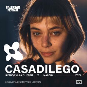 Casadilego Instagram - 𝐒𝐚𝐛𝐚𝐭𝐨 𝟏𝟏 𝐦𝐚𝐠𝐠𝐢𝐨 𝐜𝐢 𝐯𝐞𝐝𝐢𝐚𝐦𝐨 𝐚 𝐏𝐚𝐥𝐞𝐫𝐦𝐨 𝐚𝐥 𝐏𝐚𝐫𝐜𝐨 𝐝𝐢 𝐕𝐢𝐥𝐥𝐚 𝐅𝐢𝐥𝐢𝐩𝐩𝐢𝐧𝐚.
Ospite speciale @casadilego che si esibirà in acustico condividendo il palco con @foemptiness per una esperienza intima e preziosa. 
-
Elisa Coclite, in arte Casadilego, nasce a Teramo nel 2003. Una formazione musicale che inizia sin dall’infanzia, incentrata sulla musica classica e corale attraverso il pianoforte. Ha incantato giudici e pubblico della 14^ edizione di X Factor Italia, vincendola. Ha collezionato una serie di esperienze artistiche che ne confermano il calibro: duetta con Ed Sheeran, porta la sua musica dal vivo in apertura ad artisti come Carmen Consoli, Daniele Silvestri, Max Gazzè, Ben Harper, Asaf Avidan. 

Ha sperimentato il linguaggio cinematografico come protagonista nel film di Fabio Mollo “My Soul Summer” ed è stata scelta da Valter Malasti come co-protagonista della versione italiana di “Lazarus”, opera rock di David Bowie che nel 2023 ha registrato più di cinquanta recite, al fianco di Manuel Agnelli e Michela Lucenti. 

Polistrumentista e interprete sopraffina, una voce e un carisma che rappresentano un unicum nell’attuale panorama musicale italiano.

-
I posti sono limitati; trovi i biglietti al link in bio. 

𝑄𝑢𝑒𝑠𝑡𝑎 𝑐𝑖𝑡𝑡𝑎̀ 𝑒̀ 𝑢𝑛𝑎 𝑚𝑎𝑝𝑝𝑎 𝑑𝑒𝑙 𝑚𝑖𝑜 𝑐𝑢𝑜𝑟𝑒 ♡

📸 #1 @albertdandrea 
📸 #2 @paoloraeli 

#palermofestival2024
#palermo