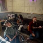 Casadilego Instagram - new trio alert?? @triadistrette savior complex di @phoebebridgers live session 💚 Paola, chitarra e voce Lorenzo, basso e voce Elisa, piano e voce :)