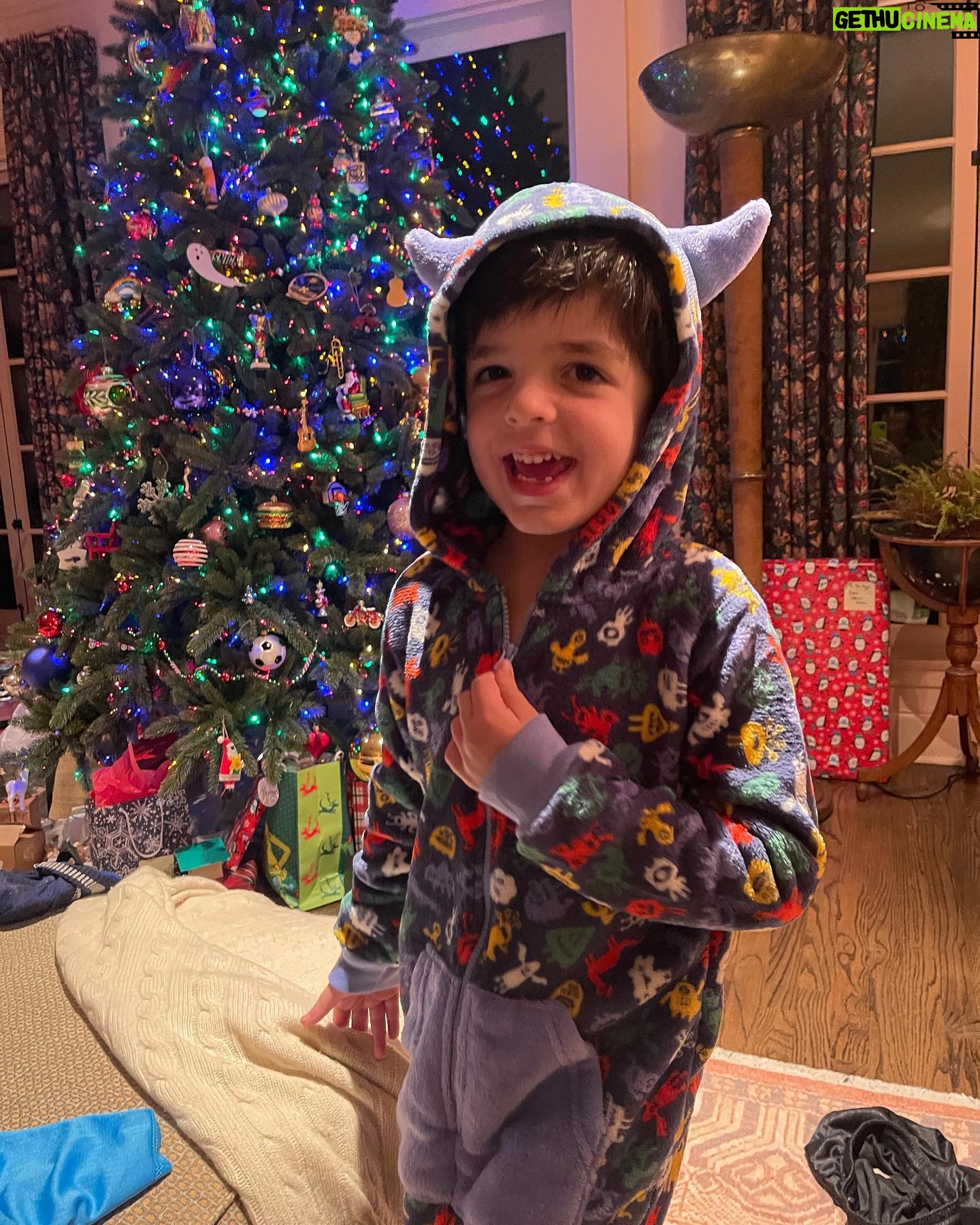 Casey Wilson Instagram - My three hearts. I’m also avail to ref any 8 and under soccer games, assuming you just need a sideline ref who for career self preservation needs would prefer to be in the shade. But one who is very happy to yell at any toxic dads disputing a call. Also ignore the 3 Men and a Baby esque Fed Ex man ghost in the 5th shot. Happy Mothers Day to all!