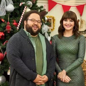 Casey Wilson Instagram - 🚨DREAM JOB ALERT! Never been more thrilled to report that I am the new host of @thegreatamericanbakingshow on @therokuchannel The season airs for free on @therokuchannel May 24! 

Obviously in love with paul.hollywood and his baby blues, obsessed with Icon Dame @prueleith and could not adore my angel  @zachcherryofficial more. 

Tho I can’t cook, let alone bake, I think I really taught Paul and Pru a thing or two and for that I know they are eternally grateful. 

Celebrity Holiday special out soon (also a dream to film a HOLIDAY EPISODE of anything!!!) This show is so special and it’s going to be an incredible season.
