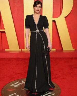 Casey Wilson Instagram - ✨Vanity Fair✨

Styling @sarahnearisstyle 
Makeup @kathleenkarridene 
Hair @kathkous 

Dress @gucci