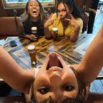 Cassady McClincy Instagram - London bits n’ breaking bread n’ beer n’ best buddies♥️