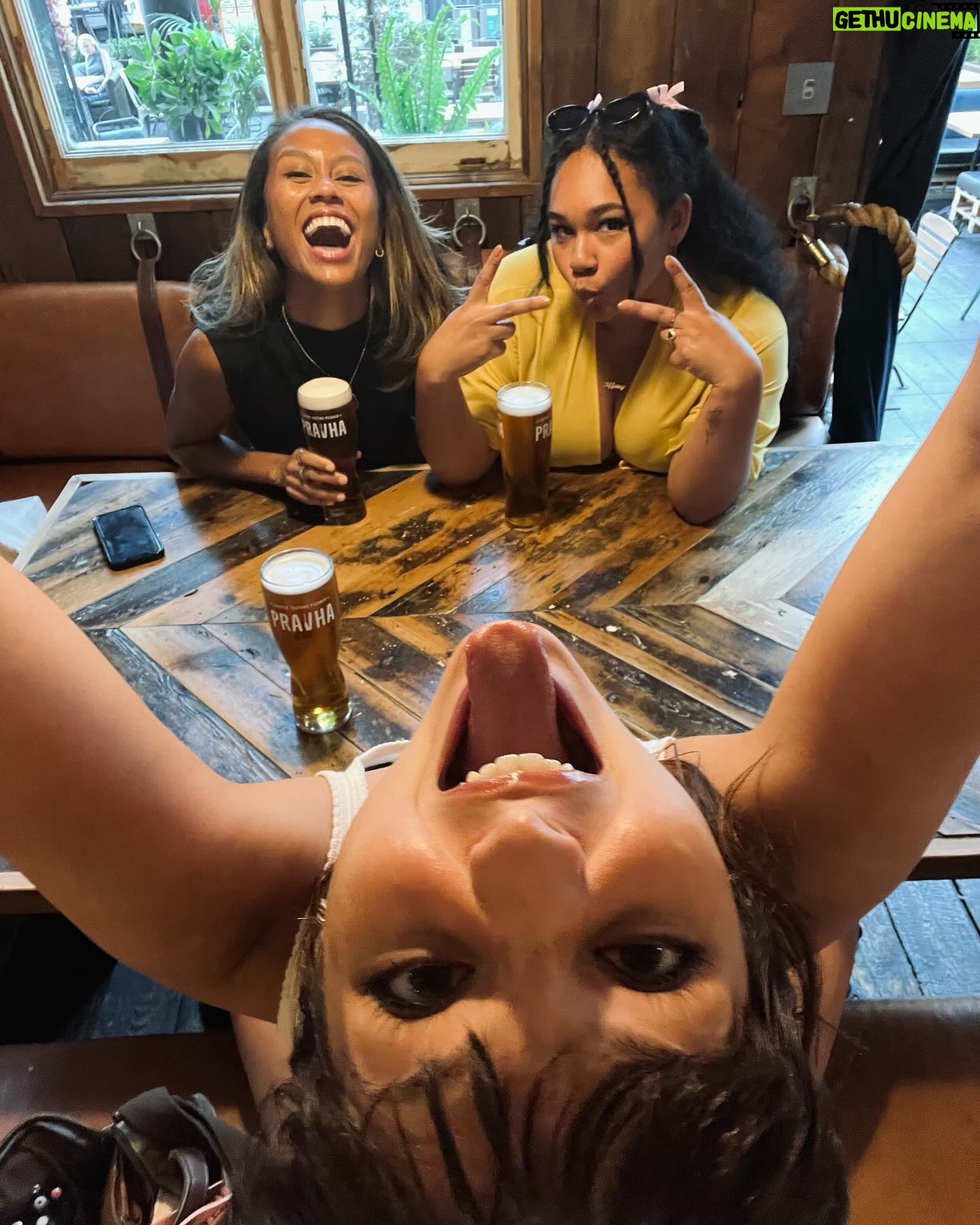 Cassady McClincy Instagram - London bits n’ breaking bread n’ beer n’ best buddies♥️