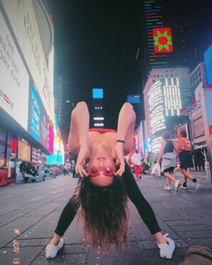 Cassady McClincy Instagram - Wet bangs in New York🧚🏼‍♀️
Lots of icecream, screaming for friends, icecream, screaming with friends, icecream, etc. 
New York, I love you, butilostmyvoicefromallthescreamingandlactose
