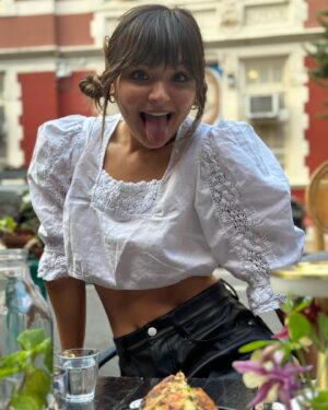 Cassady McClincy Instagram - Wet bangs in New York🧚🏼‍♀️
Lots of icecream, screaming for friends, icecream, screaming with friends, icecream, etc. 
New York, I love you, butilostmyvoicefromallthescreamingandlactose