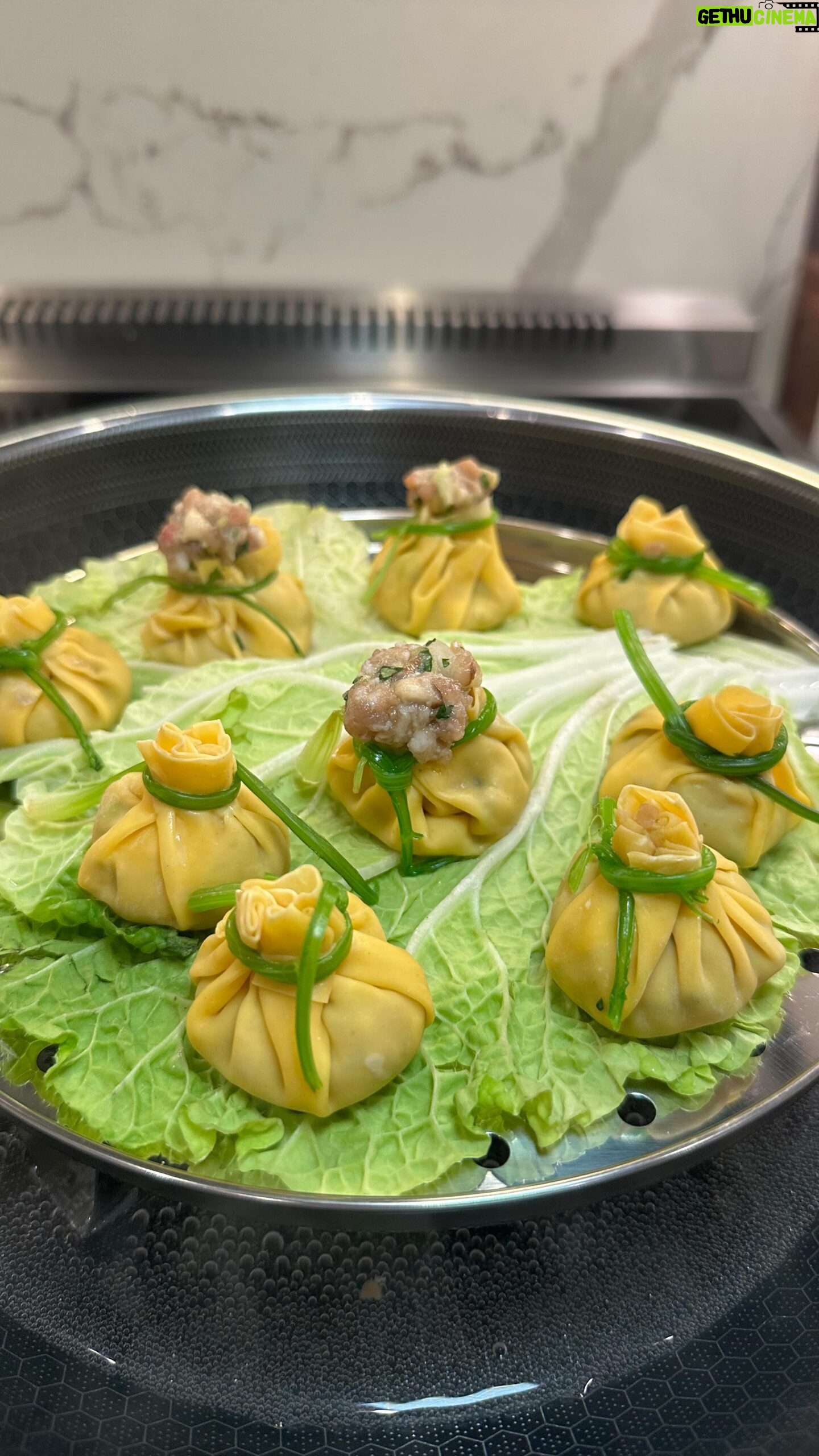 Cassie Yeung - 72.2K Likes - Money Bag Dumplings š°š„
Making these for Lunar New Yearā dumplings symbolize prosperity and good fortune š§§
ALSO perfect if you have a hard time pleating dumplings
Recipeā¬ļø
2 cups napa cabbage (salted, massaged & washed to release moisture)
1lb ground pork (or any ground protein)
1/4 cup shiitake mushrooms, minced
2 green onions
1/4 cup cilantro
1 Tbsp grated ginger
1 Tbsp grated garlic
1 tsp Chicken bouillon
Salt & white pepper to taste
1 tsp sugar
1 tbsp Cornstarch
3 tbsp soy
2 tbsp rice vinegar
1 tbsp Oyster sauce
1 tsp sesame oil
Hong Kong style dumpling wrappers
Cilantro stems for tying