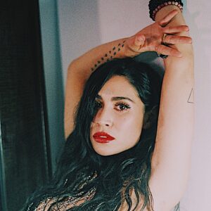 Cassie Steele Instagram - Last year ended with uncertainty, but now, January has brought me so much clarity and purpose. I feel exhilarated!!! What has 2020 brought you so far??? #newyearnewlooknewpaige 📸: @giasuperstar