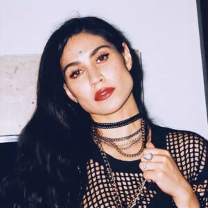 Cassie Steele Instagram - 🔊SOUND ON FOR NEW MUSIC!!! A teaser from my new band
🥁🥁🥁🥁
•🍬PSYCHOCANDY🍬•
I’m so proud of this project, a new wave of artistic expression and thinking that really deserved its own entity. We’ll be releasing our first single soon but I couldn’t wait for you guys to hear a piece! There’s an extended teaser on our page @psychocandymusic !!! Please go listen and follow! We’ll be following everyone back for the next few hours ❤️
Enjoy our song, “Hunger”
📸: @giasuperstar