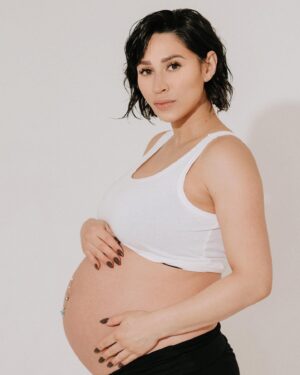 Cassie Steele Instagram - 38 Weeks! It’s officially my birth month and we’re so excited 🥲❤️! Thank you @sonegophotos for capturing all these moments 🥰🥰🥰 #maternityphotography #maternityshoot