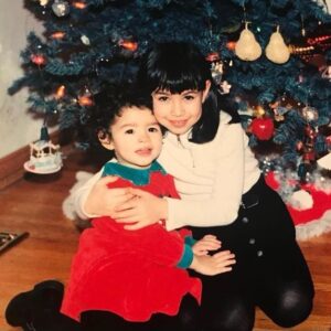 Cassie Steele Instagram - Happy Holidays!!!! Throw back on throw back sister pic!!! 
Hold your families real tight, have some good food and start a serious discussion on what spells you can all start concocting as a family to launch 2023. @alexasteele