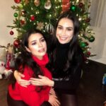 Cassie Steele Instagram - Happy Holidays!!!! Throw back on throw back sister pic!!! Hold your families real tight, have some good food and start a serious discussion on what spells you can all start concocting as a family to launch 2023. @alexasteele