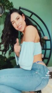 Cassie Steele Instagram - For everyone who enjoys a good throwback outfit! #mannysantos #ugotthelook #bussitchallenge