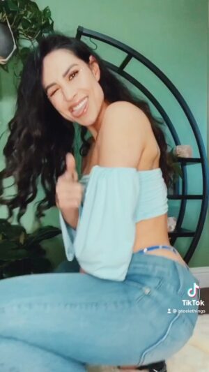 Cassie Steele Instagram - For everyone who enjoys a good throwback outfit! #mannysantos #ugotthelook #bussitchallenge