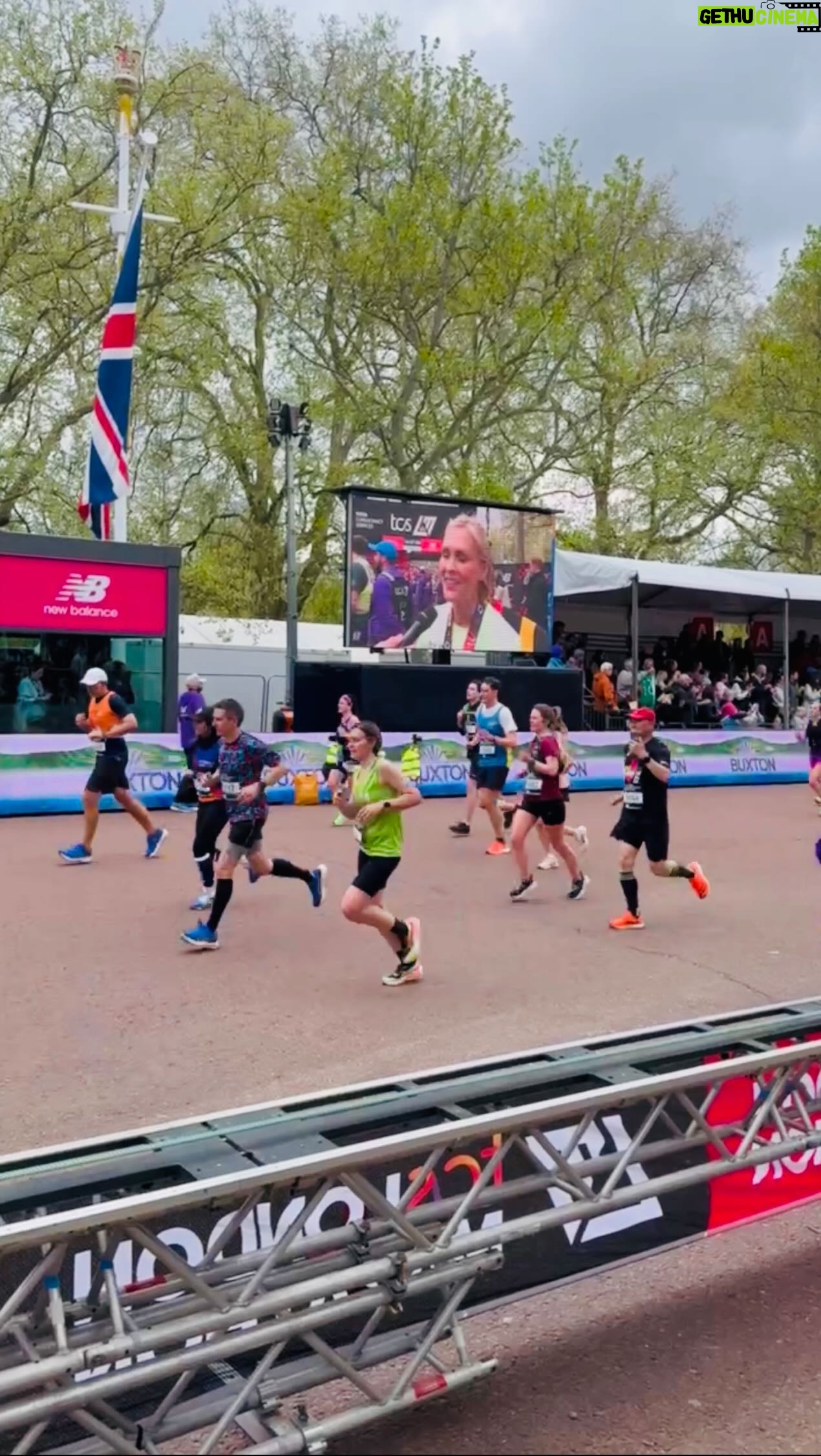 Cat Deeley Instagram - What a beautiful Sunday Runday spent with James at the #LondonMarathon as we supported the incredible @SSCHospices & @JoelDommett, and βranβ into some amazing friends like @JenniFalconer & @ChrisEvansTFI πππ¬π§πββοΈπ See you tomorrow at 10 am on @ThisMorning !! ππ©΅ @LondonMarathon @VirginRadioUK @SmoothRadio @NewBalance @DannyJonesOfficial @MaskedSingerUK @ITV