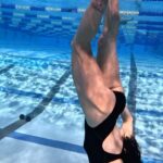 Cat Zingano Instagram - 🎶California dreamin’ on such a winters day 🎶 Could you hang with this training in the deep end? 🌊 🤿 🧜🏼‍♀️ #catsinwater #flowstate #waterworld #backflip #weights #breathwork @deependfitness