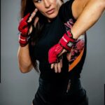 Cat Zingano Instagram - Red hat 🎅 red gloves 🥊 He gives gifts, I send fists. I’m so blown away by how fast this year flew by. So much has happened. Just want to shout out the love and gratitude I have for my fans, you guys really are the greatest 🙏🏼 Find me and let’s chat at my @onlyfans #fighter #wrapped #mma #momfight #sleighbells #sponsored