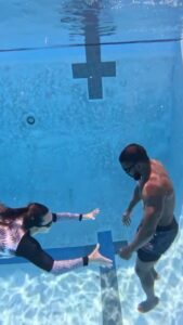 Cat Zingano Instagram - When you find someone drowning… Jk jk jk Bjj drills in the water with @deependfitness . Great awareness for training camp. 🐟 🧜🏼‍♀️ 🥋 🌊 😂