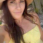 Cat Zingano Instagram - Sun dresses in July 🤌🏼 I wait for this all year 💛 What’s your favorite season?