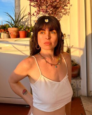 Catarina Perez Instagram - De 1 a 6 qual a próxima foto de perfil? 🌼✨💛 Votem pliz e lembrem-se que mais vale uma máquina de lavar a louça no fundo da foto do que duas a voar 🐥 (tattoos lindas da primeira pic pela incrível @belestattoos 🤩)