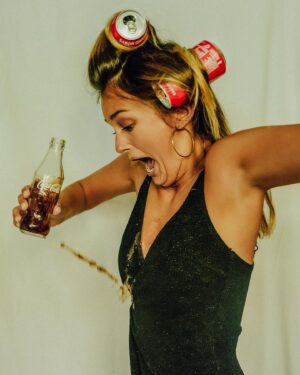 Catarina Rebelo Instagram - expectativa VS realidade 🧉
um verão diferente e refrescante diga-se… um verão coca-cola portanto ♡ #cocacolasummer @cocacolaportugal #pub 
pela lente da minha @sarasaraiva.photography