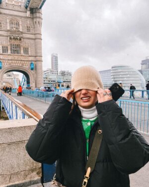 Catarina Rebelo Instagram - londres: vento, harry potter, pequenas aranhas e dedinhos no ar 🪶