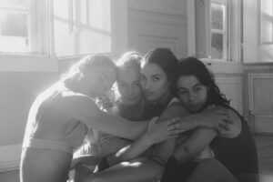 Catarina Rebelo Instagram - hoje dá o último episódio da série mais especial. não querendo ser chata, mas serei para sempre grata por fazer parte disto, e por estar ao lado destas pessoas tão talentosas e incríveis. foi mesmo maravilhoso. 
@beatriz.maiaa @filingamaro @catarinaclodecasqueiro @quetristeluis @joaobernardosouza sou vossa eterna fã e obrigada por tudo!! ❤️ último ep de EMÍLIA, hoje às 22:40 na @rtppt @emiliatvshow para além de ser o último, este é especial por tudo e mais alguma coisa! obrigada rosa 🩰