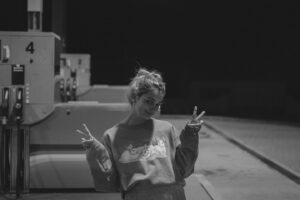 Catarina Rebelo Instagram - hoje dá o último episódio da série mais especial. não querendo ser chata, mas serei para sempre grata por fazer parte disto, e por estar ao lado destas pessoas tão talentosas e incríveis. foi mesmo maravilhoso. 
@beatriz.maiaa @filingamaro @catarinaclodecasqueiro @quetristeluis @joaobernardosouza sou vossa eterna fã e obrigada por tudo!! ❤️ último ep de EMÍLIA, hoje às 22:40 na @rtppt @emiliatvshow para além de ser o último, este é especial por tudo e mais alguma coisa! obrigada rosa 🩰