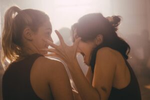 Catarina Rebelo Instagram - hoje dá o último episódio da série mais especial. não querendo ser chata, mas serei para sempre grata por fazer parte disto, e por estar ao lado destas pessoas tão talentosas e incríveis. foi mesmo maravilhoso. 
@beatriz.maiaa @filingamaro @catarinaclodecasqueiro @quetristeluis @joaobernardosouza sou vossa eterna fã e obrigada por tudo!! ❤️ último ep de EMÍLIA, hoje às 22:40 na @rtppt @emiliatvshow para além de ser o último, este é especial por tudo e mais alguma coisa! obrigada rosa 🩰