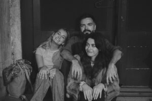 Catarina Rebelo Instagram - hoje dá o último episódio da série mais especial. não querendo ser chata, mas serei para sempre grata por fazer parte disto, e por estar ao lado destas pessoas tão talentosas e incríveis. foi mesmo maravilhoso. 
@beatriz.maiaa @filingamaro @catarinaclodecasqueiro @quetristeluis @joaobernardosouza sou vossa eterna fã e obrigada por tudo!! ❤️ último ep de EMÍLIA, hoje às 22:40 na @rtppt @emiliatvshow para além de ser o último, este é especial por tudo e mais alguma coisa! obrigada rosa 🩰