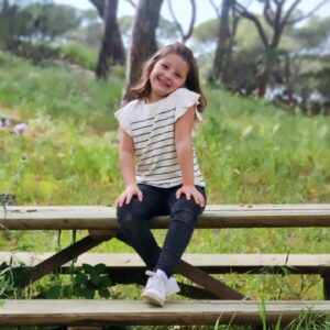 Catarina Siqueira Instagram - Rainha dos sorrisos e das poses espontâneas. Miúda de bom coração e inteligência emocional fora do comum. Gargalhada fácil, criativa e muito palhaça. A melhor companhia de todas as horas. Miúda feliz. Princesa da mãe e do pai. Amor da nossa vida. 8 anos da melhor aventura de sempre. Obrigada Luz, por seres a melhor filha que alguma vez imaginámos. Que sejas sempre a melhor versão de ti. Te amo gordica!!!! Parabéns mil vezes, por tudo!! És incrível. Tu e o teu pai. Parabéns Zeca! Por esses 40 tão bem estimadinhos e por seres o melhor pai que podia ter pedido para esta piolha. Olha pra isto. Que bonita história construímos, que belíssimo trabalho fizemos e continuamos a fazer. Está tudo certo. Amo-vos muito. ❤️