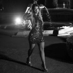 Catarina Siqueira Instagram - Desfile de lantejoulas numa noite bonita de novidades. 🌙

Clicks certeiros da maravilhosa @sarasaraiva_____ 
Vestido coladinho @lilisidonio_official 
Sandálias mega confortáveis @seaside.oficial 
Make up @kikomilano by @ninadiasventura

#tvi #apresentacaogrelhatvi #siguremapiquena #becausethatsjustthewayitis #newscoming