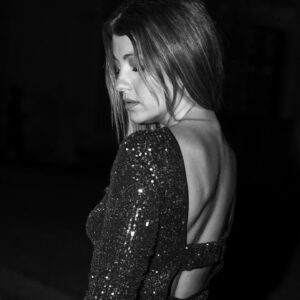 Catarina Siqueira Instagram - Desfile de lantejoulas numa noite bonita de novidades. 🌙

Clicks certeiros da maravilhosa @sarasaraiva_____ 
Vestido coladinho @lilisidonio_official 
Sandálias mega confortáveis @seaside.oficial 
Make up @kikomilano by @ninadiasventura

#tvi #apresentacaogrelhatvi #siguremapiquena #becausethatsjustthewayitis #newscoming