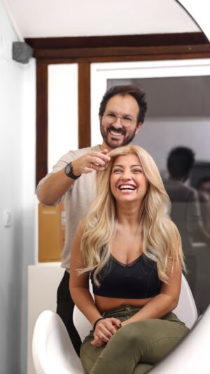 Catarina Siqueira Instagram - A destemida e sorridente a atriz @catarinasiqueira alinhou numa super transformação pelas mãos do incrível João Borges do @espacocinco 🤩.

A Catarina passou de um castanho iluminado para um loiro natural. O João partilha, “Experimentar a coloração e a descoloração @andreia.professional foi uma experiência incrível! Fiquei impressionado com a qualidade dos produtos, textura cremosa, aroma agradável, nutrição e brilho intenso. Além disso, fiquei feliz em descobrir que a linha é 100% vegan, sem ingredientes de origem animal e as embalagens recicladas.”

Radiante com o seu novo visual a Catarina diz “Sentei-me e confiei. Gosto disso. Estava expectante e sem saber exatamente que pessoa nova ia sair dali. Equipa de sonho e o resultado é uma pessoa feliz.” 🥰

Para esta transformação foram utilizados:

- Descoloração: Lightening Powder 10   Developer Cream 20 vol
- Permanent Color 9.06   Developer Cream 20 vol
- Demi Permanent Color 10.61   Developer Cream 10 vol

#AndreiaProfessional #AndreiaMakeover #ColorSpecialistSince1987 #ProPerformance #Vegan #CarbonNeutralBrand #Recycled #ColoristsReallyTrust #CatarinaSiqueira #HairColorist #HairColor #HairStylist