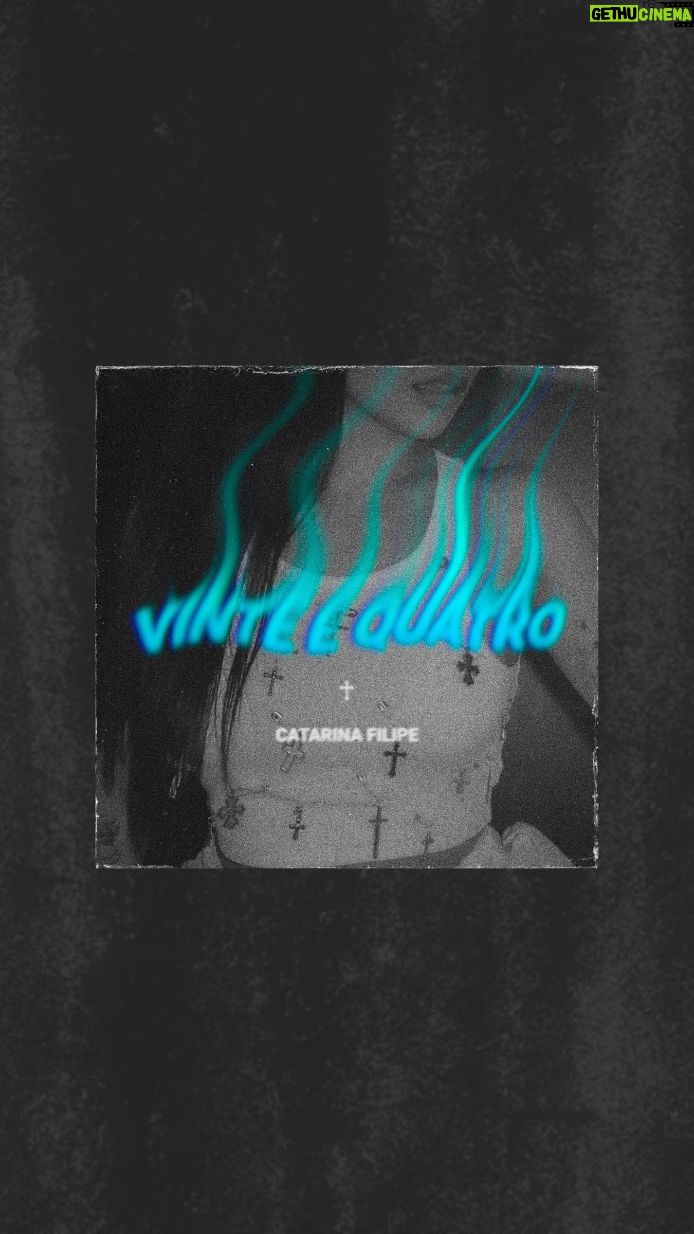 Catarina Filipe Instagram - Este single foi a canção mais rápida que já escrevi e é lançada depois da maior pausa de lançamentos que fiz até agora. Funny isn’t it? Achava que estes dois factos não estavam ligados de forma alguma, que eram só uma simples coincidência. Mas apercebi-me que a VINTE E QUATRO só me saiu assim tão facilmente numa noite aleatória porque tive centenas de horas a trabalhar à pressão em músicas que nunca ninguém vai ouvir. Obrigada pela paciência, tenho a certeza que valeu a pena. Até amanhã migles 🫂